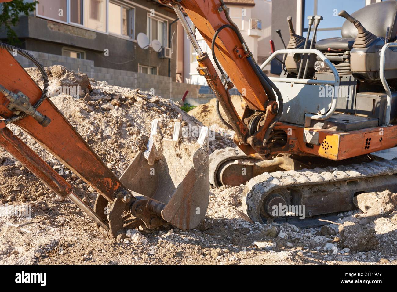 Minibagger auf einer Baustelle. Stockfoto