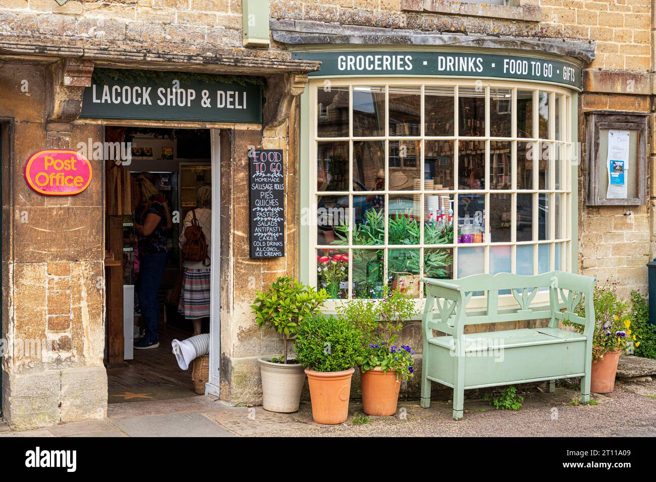 Das Lacock Shop & Deli, ein traditionelles ländliches Geschäft und Postamt im Dorf Lacock, Wiltshire, England, Großbritannien Stockfoto