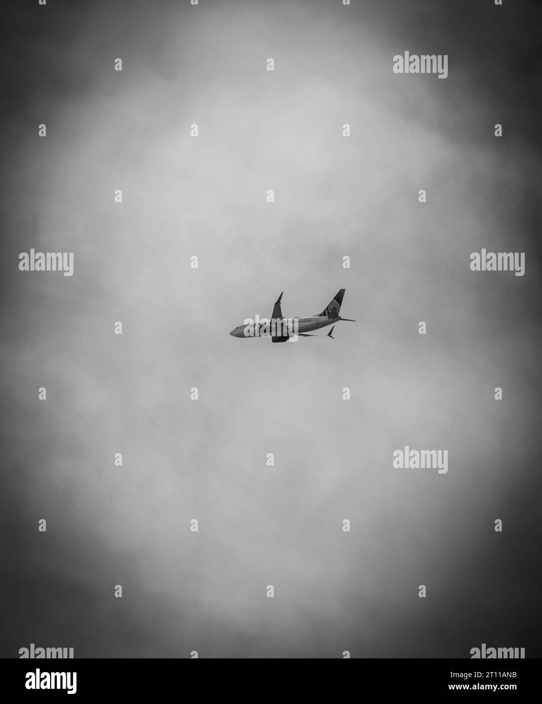 Flugzeug durch den Himmel zum nächsten Ziel Stockfoto