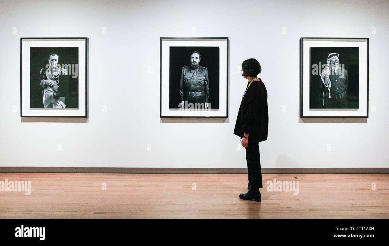 London, Großbritannien. Oktober 2023. Das Personal posiert mit Napoleon, Fidel Castro und Jasser Arafat, alle 1999. „Hiroshi Sugimoto: Time Machine“-Ausstellungsvorschau und Fotoruf in der Hayward Gallery. Die Ausstellung läuft bis zum 7. Januar 2024. Quelle: Imageplotter/Alamy Live News Stockfoto