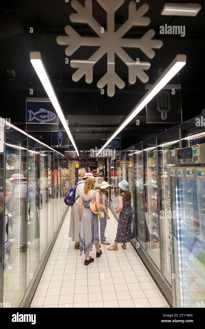 Frau und ihre Kinder / Kinder / Familie gut sortierte Tiefkühlschränke Gang in einem Kasino (französische Kette) Mini-Supermarkt in Monaco. (135) Stockfoto