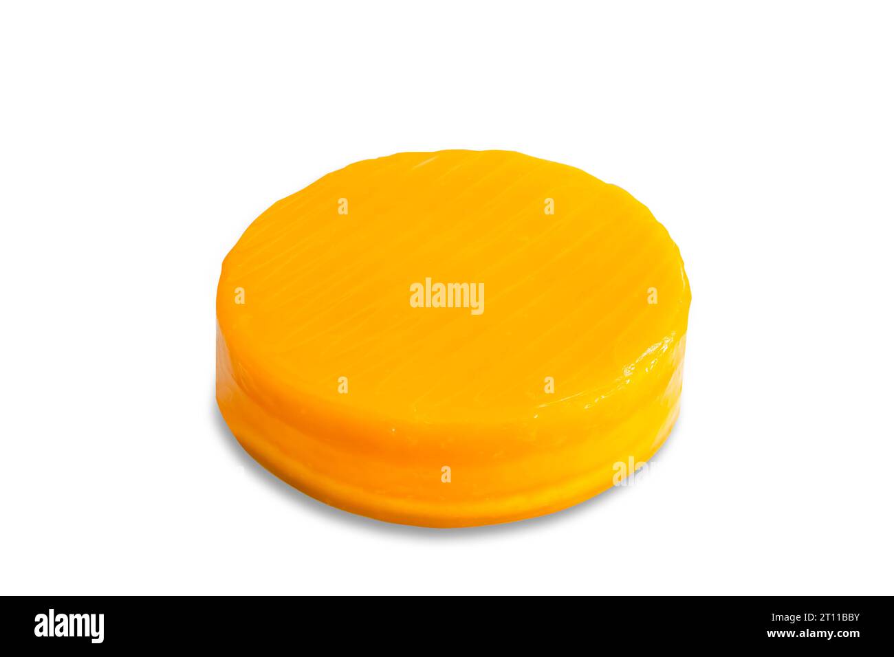 Hausgemachter Orangenkuchen auf weißem isoliertem Hintergrund mit Schnittpfaden. Glatter Biskuitkuchen mit junger Orangenpuddingsoße. Bäckerei-Konzept für Stockfoto