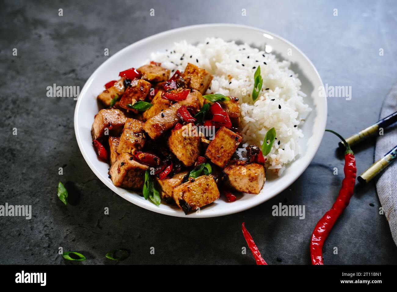 Szechuan Tofu-Rührbraten serviert mit jasmin-Reis, selektiver Fokus Stockfoto