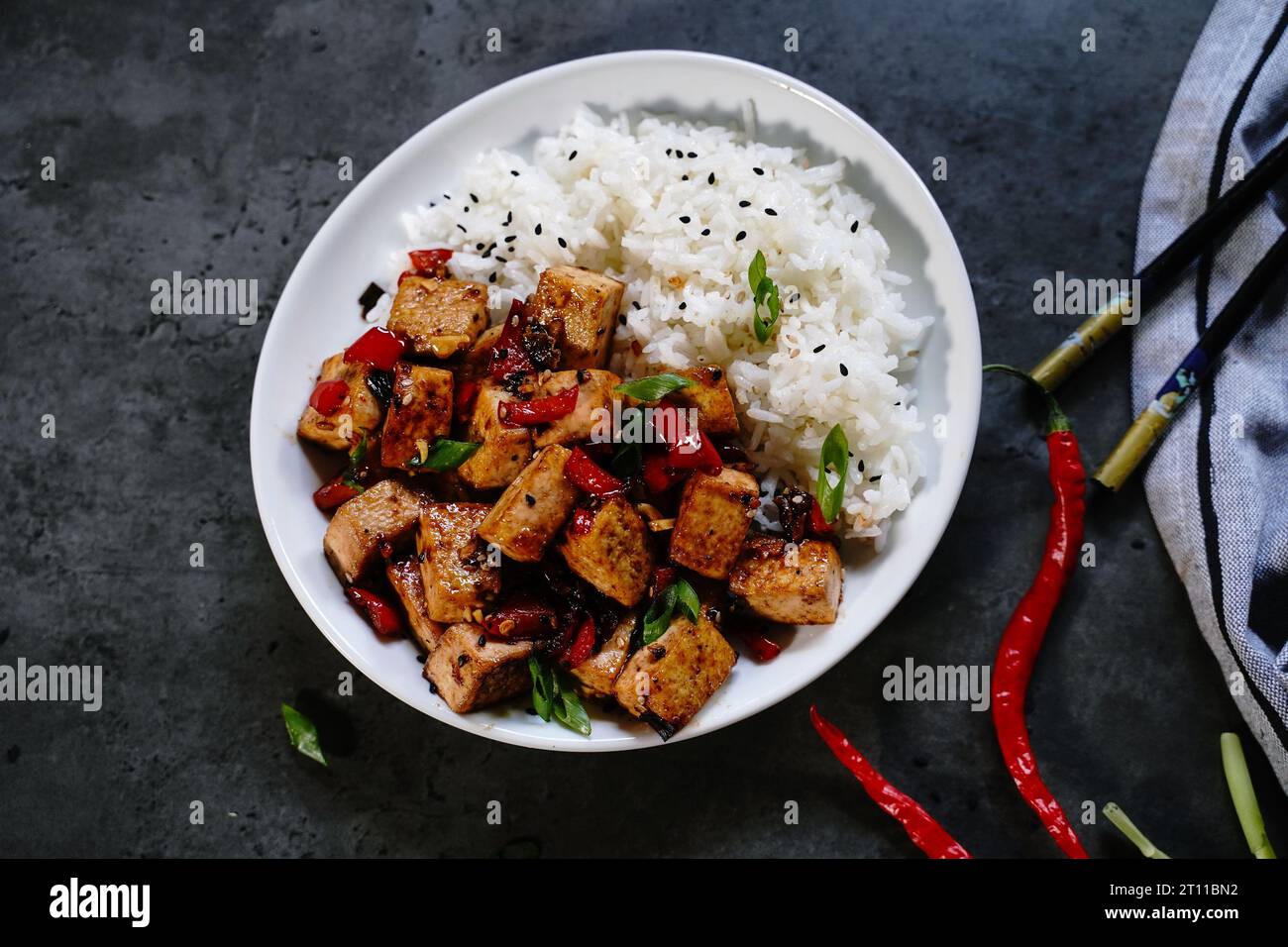 Szechuan Tofu-Rührbraten serviert mit jasmin-Reis, selektiver Fokus Stockfoto