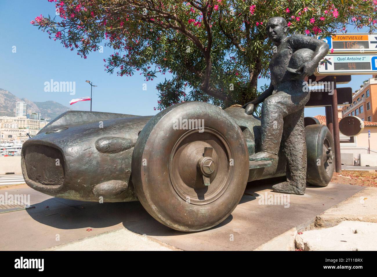 Statue / Skulptur des Fahrers Juan Manuel Fangio, der das erste Jahrzehnt des Formel-1-Rennens dominierte. Abgebildet mit einem Mercedes-Benz Auto, in der Nähe der Grand-Prix-Strecke von Monaco. (135) Stockfoto