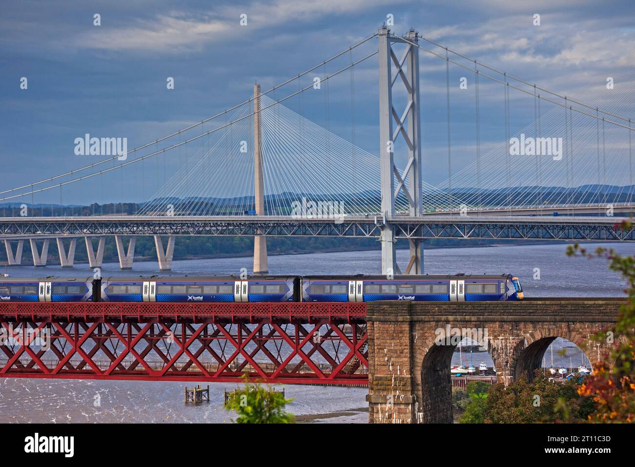 ScotRail Dieselzug überquert Forth Rail Bridge mit Forth Road Bridge und Queensferry Crossing im Hintergrund, North Queensferry, Fife, Schottland, Großbritannien Stockfoto