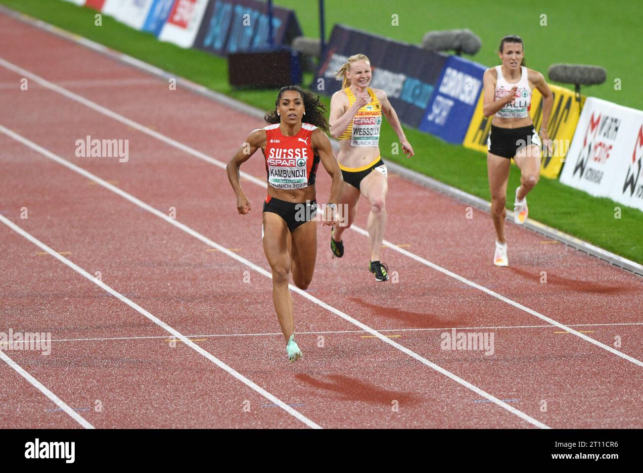 Mujinga Kambundji (Schweiz), Jessica-Bianca Wessolly (Deutschland), Susanne Walli (Österreich). 200 m Halbfinale für Frauen. Europameisterschaften München 2022 Stockfoto