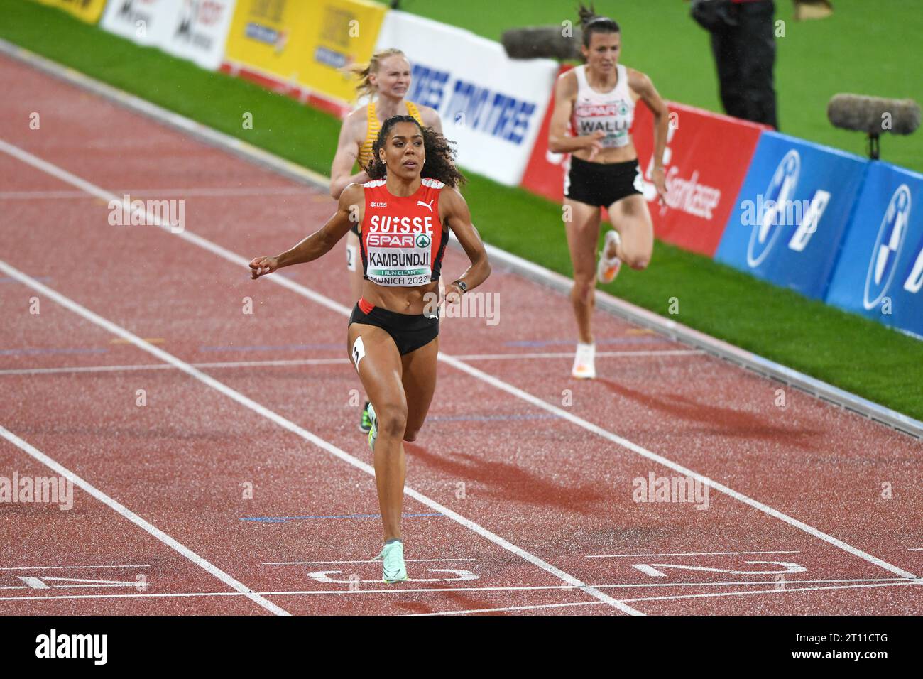 Mujinga Kambundji (Schweiz), Jessica-Bianca Wessolly (Deutschland), Susanne Walli (Österreich). 200 m Halbfinale für Frauen. Europameisterschaften München 2022 Stockfoto