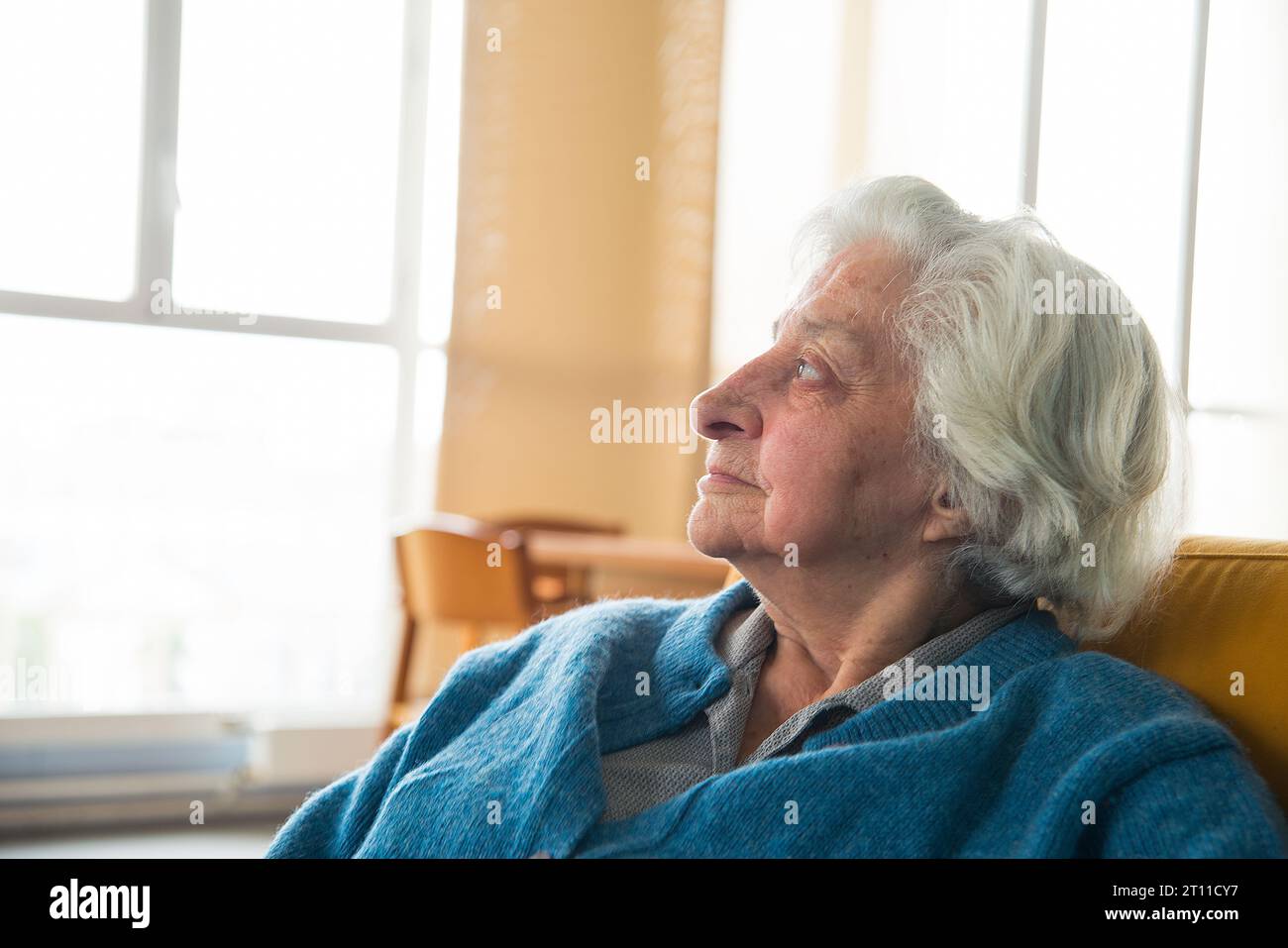 Profilporträt einer alten Frau in einem Pflegeheim. Stockfoto