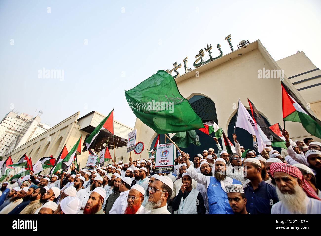 Pro-palästinensische Proteste in Dhaka, Bangladesch Demonstration gegen die israelische Besetzung Palästinas am 10. Oktober 2023 in Dhaka, Bangladesch. Demonstranten schwenken die Nationalflaggen Palästinas und Bangladeschs, während sie während einer Anti-Israel-Demonstration Slogans rufen. Der islamische Andolan Bangladesch hielt eine Protestkundgebung ab, um gegen die Gegenangriffe und Massaker an Israels Militär in Gaza zu protestieren. Wari Dhaka District Bangladesch Copyright: XHabiburxRahmanx Credit: Imago/Alamy Live News Stockfoto