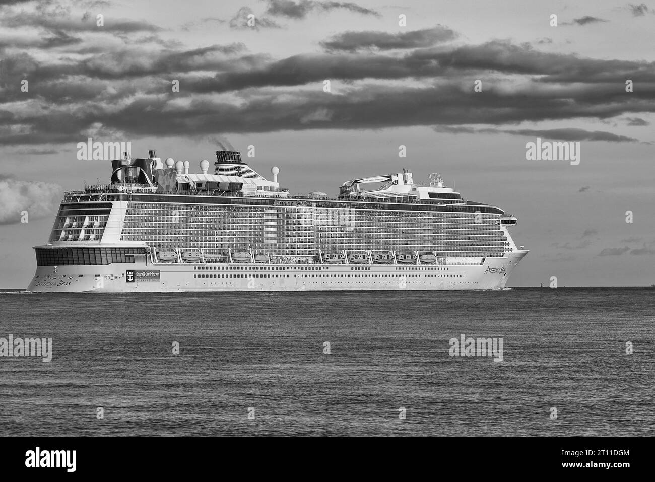 Schwarz-weiß-Foto des Royal Caribbean International Cruise Ship, HYMNE DER MEERE, Abfahrt vom Hafen von Southampton, Großbritannien, Ziel: Vigo Stockfoto