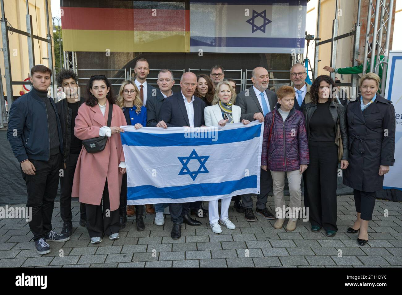 Berlin, Deutschland - DIG, Pro-Israelische Solidaritaetskundgebung auf dem Pariser Platz vor dem Brandenburger Tor 08.10.2023, Berlin, Deutschland, DEU - DIG, Pro-Israelische Solidaritaetskundgebung auf dem Pariser Platz vor dem Brandenburger Tor. Um 2000 Menschen solidarisieren sich gegen die Angriffe der radikalislamischen Terrororganisation Hamas auf Israel. Gruppenbild mit israelischer Nationalfahne. Botschafter Israels in Deutschland Ron Prosor, Botschafterin der Vereinigten Staaten in Deutschland Amy Gutmann, Regierender Bürgermeister von Berlin Kai Wegner, Bettina Jarasch Buendniss Stockfoto