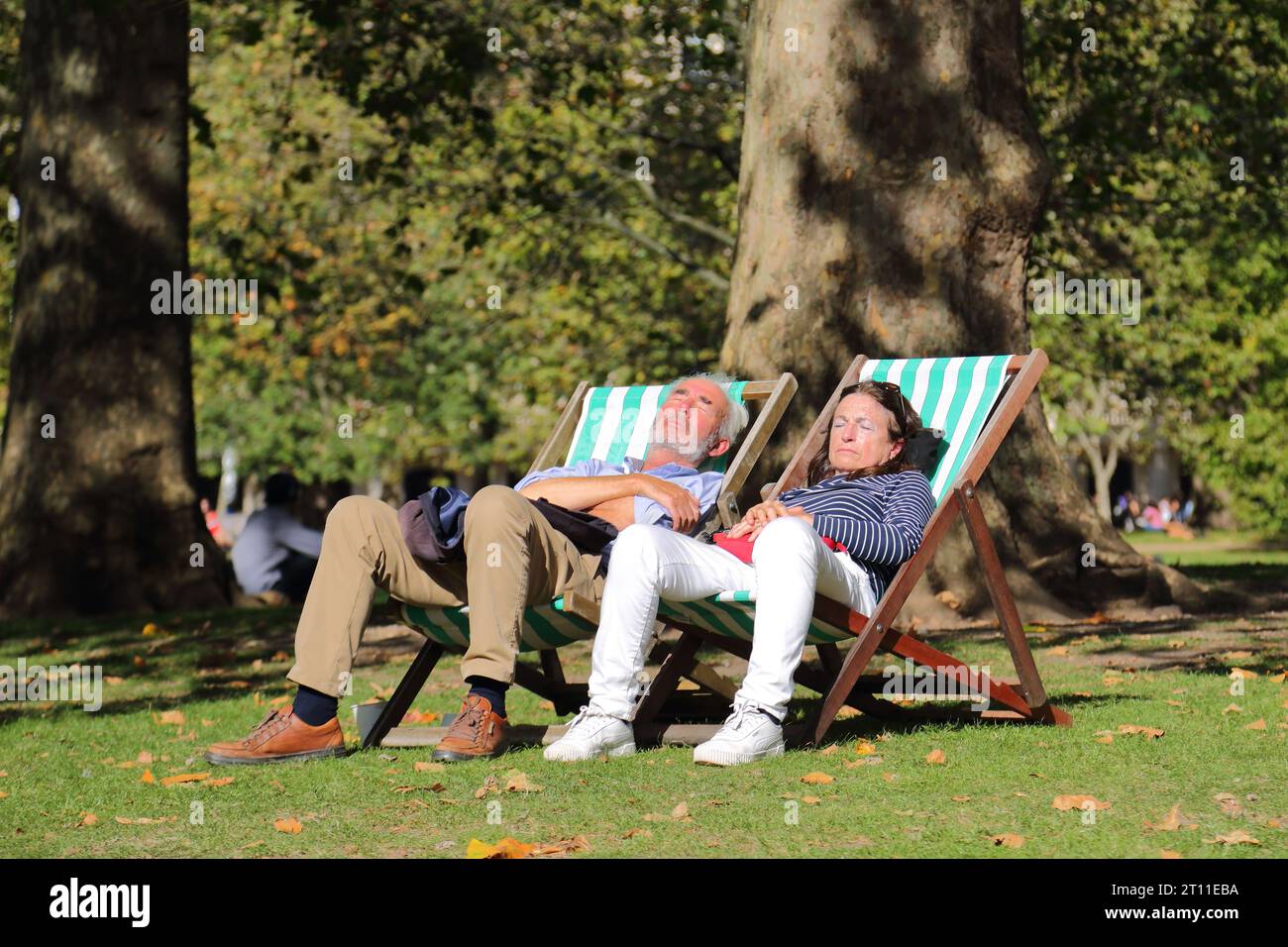London, Vereinigtes Königreich. Oktober 2023. Wetter in Großbritannien – Londoner und Besucher genießen einen der letzten warmen Tage des Jahres. Quelle: Uwe Deffner/Alamy Live News Stockfoto