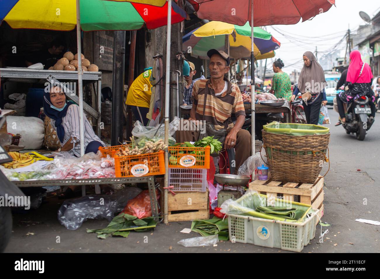 Jakarta, Indonesien - 7. Oktober 2023: Ein nicht identifizierter Verkäufer auf einem traditionellen Markt in Jakarta, Indonesien. Stockfoto