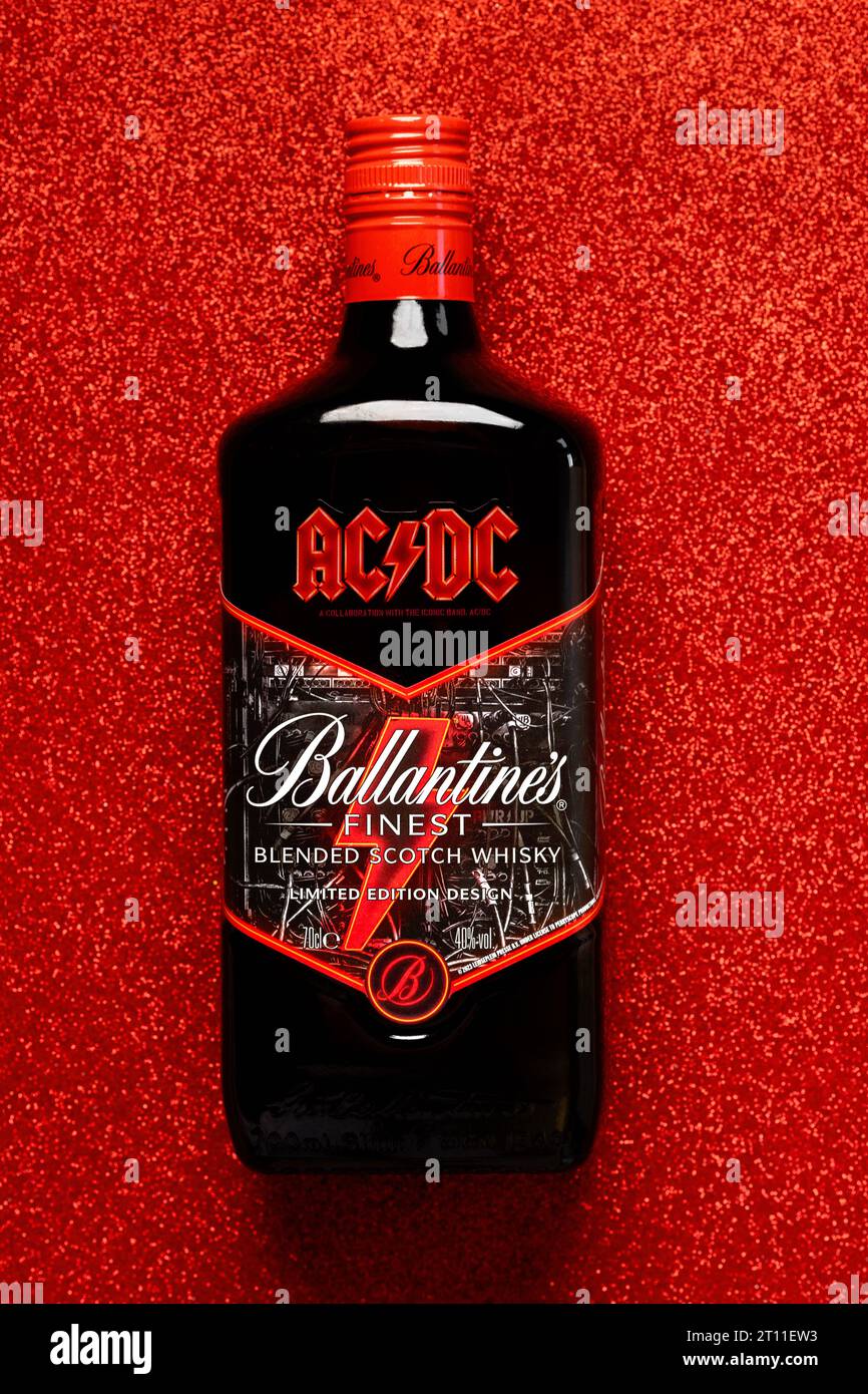 Ballantine's Scotch Whiskey Flaschenspezial der legendären Rockband ACDC auf rotem Hintergrund. Illustrativer Leitartikel Stockfoto