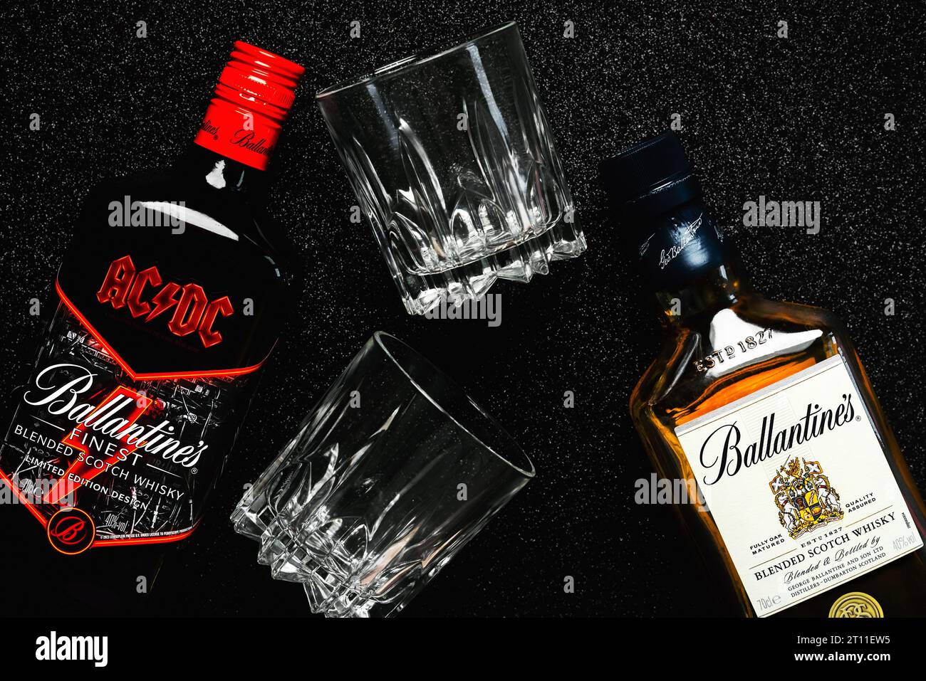 Ballantine's Scotch Whiskey Flaschenspezial der legendären Rockband ACDC und Ballantine's Blended Scotch Whisky mit zwei Gläsern Whisky auf b Stockfoto