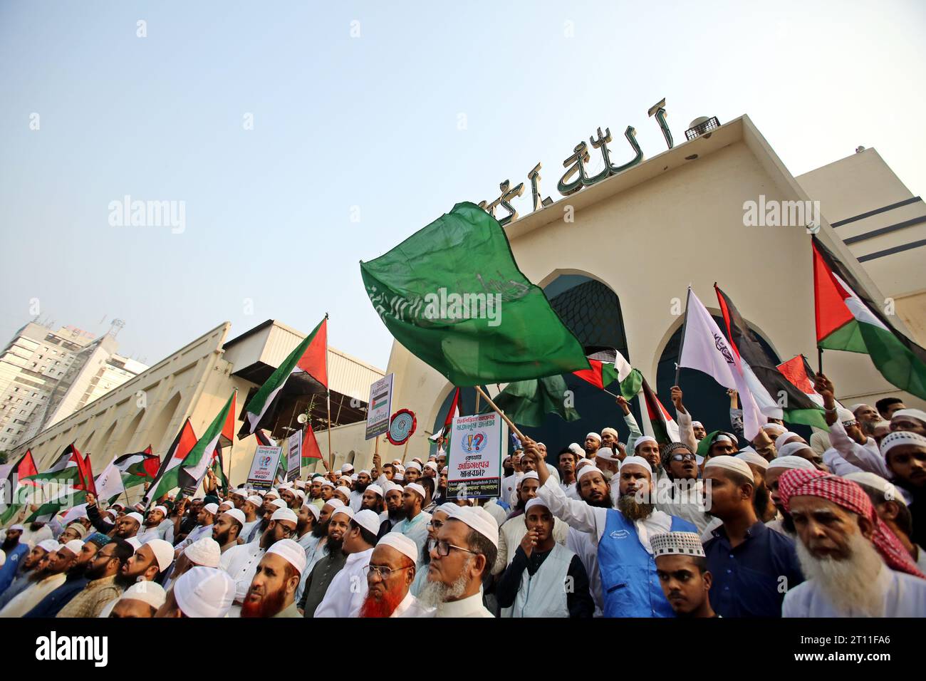 Demonstration gegen die illegale israelische Besetzung Palästinas am 10,2023. Oktober in Dhaka, Bangladesch. Demonstranten schwenken die Nationalflaggen von Palestin Stockfoto