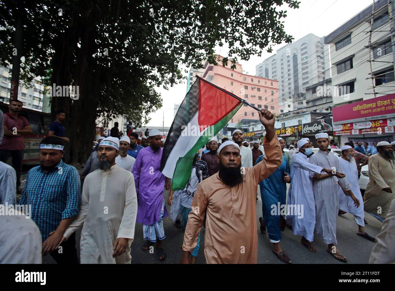 Demonstration gegen die illegale israelische Besetzung Palästinas am 10,2023. Oktober in Dhaka, Bangladesch. Demonstranten schwenken die Nationalflaggen von Palestin Stockfoto