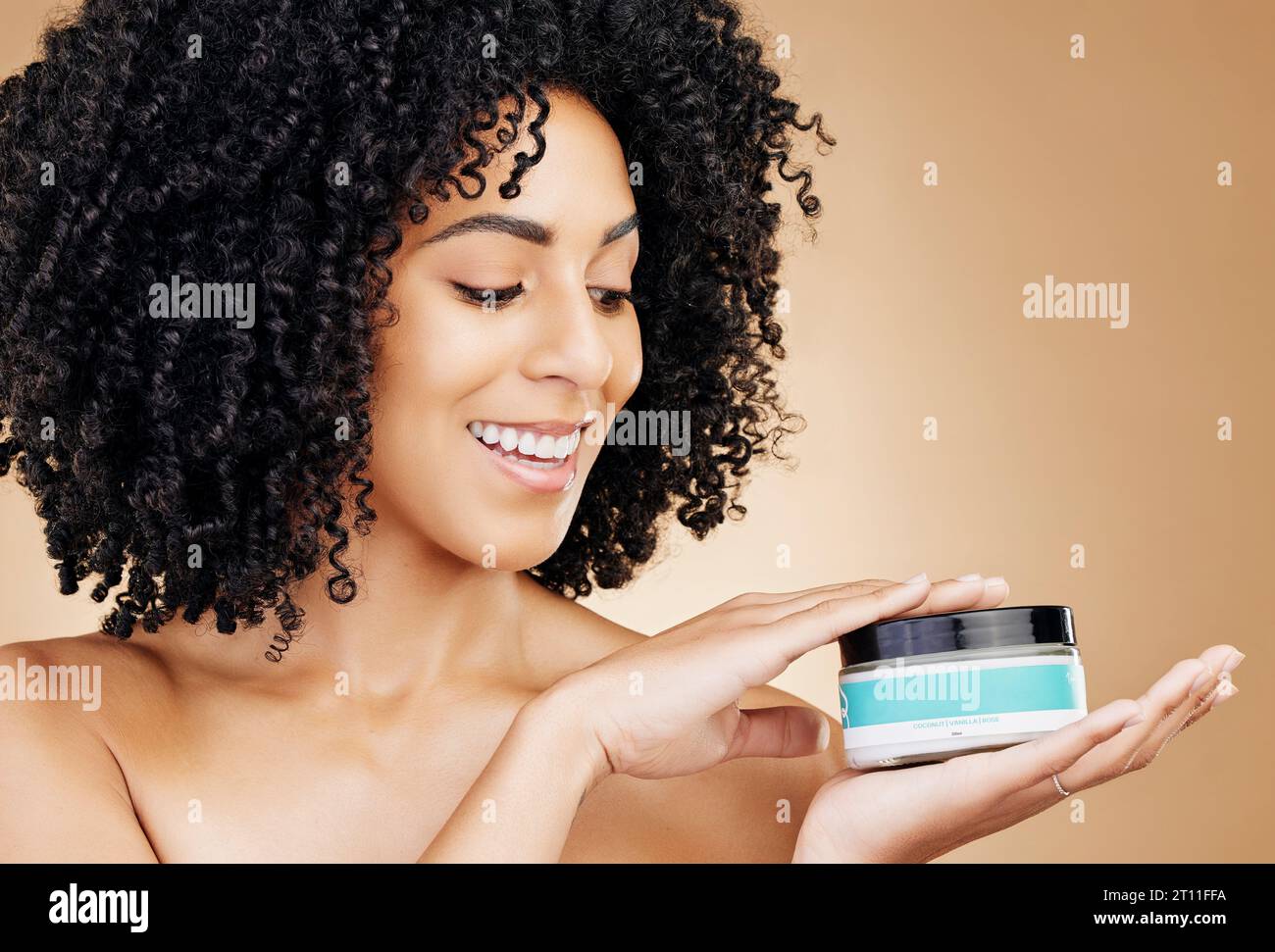 Frau, Behälter und Haar, Produkt für Locken und Glanz, Schönheit mit Lächeln und starke Textur auf Studiohintergrund. Werbung, Haarpflegekosmetik für Stockfoto