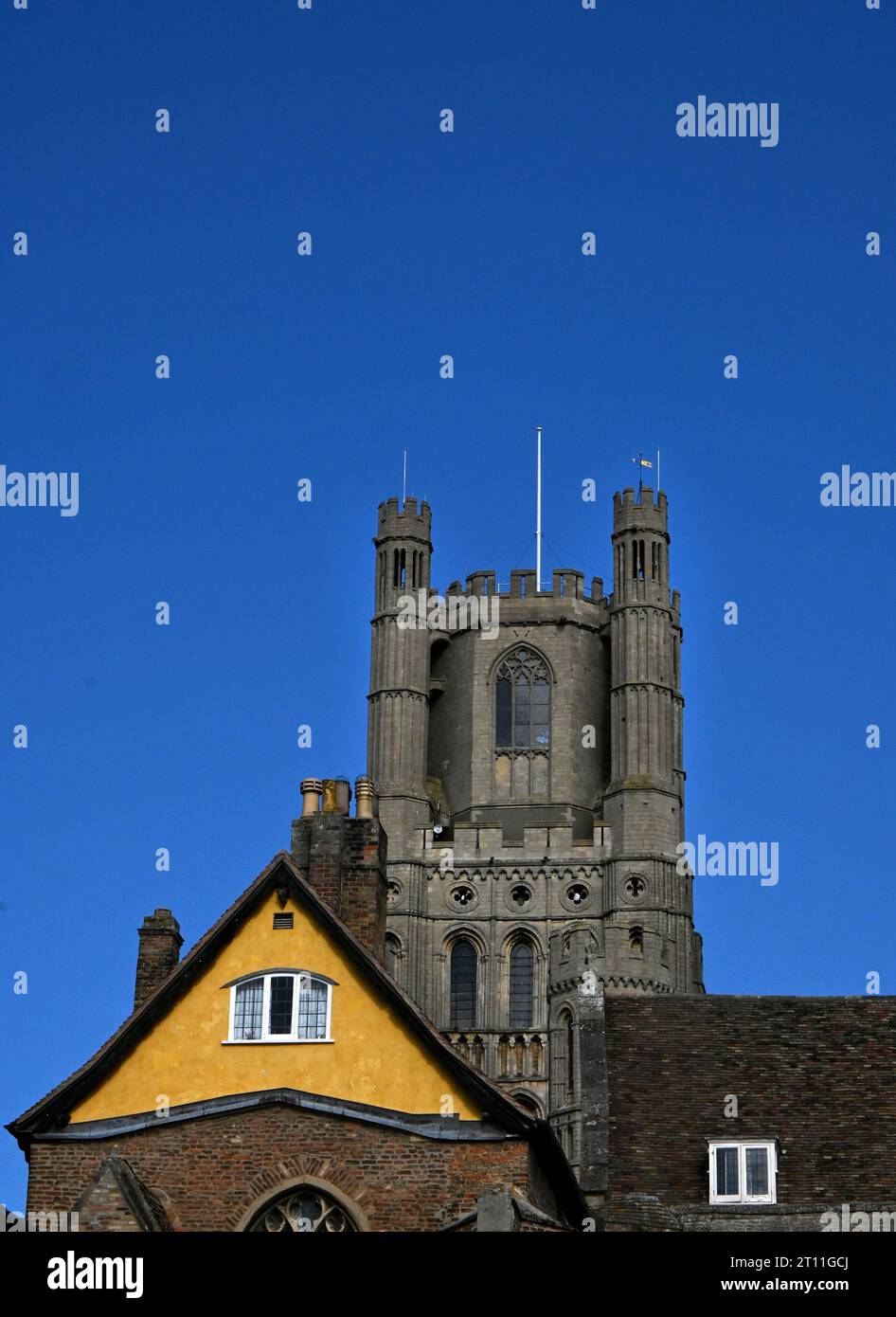 ely Kathedrale Turm hinter dem Haus Stockfoto