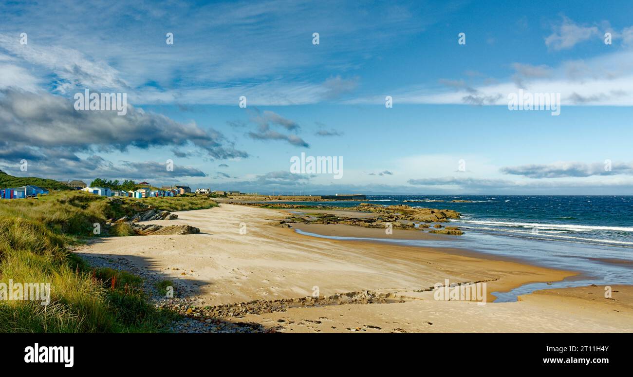 Hopeman Moray Coast Scotland East Beach mit geblasenem Sand an einem windigen Tag Stockfoto