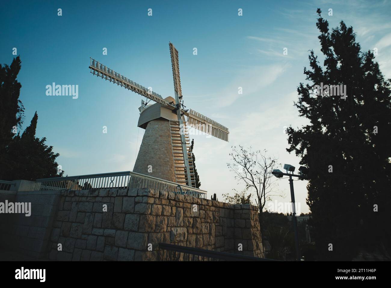 Blick auf die antike Windmühle in der Altstadt von Jerusalem, die Windmühle von Montefiore, weniger bekannt als Jaffa Gate Mill, Israel. Stockfoto