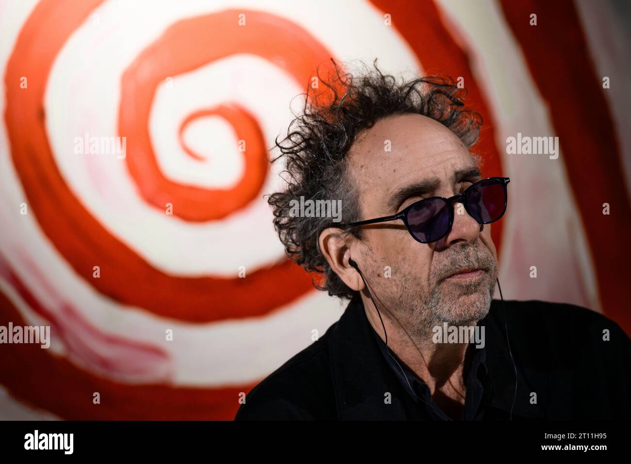 Turin, Italien. 10. Oktober 2023. Der amerikanische Filmemacher Tim Burton schaut während einer Pressekonferenz zur Eröffnung der Ausstellung „The World of Tim Burton“ zu. Die Ausstellung wird vom 11. Oktober 2023 bis 7. April 2024 im Mole Antonelliana gezeigt. Quelle: Nicolò Campo/Alamy Live News Stockfoto