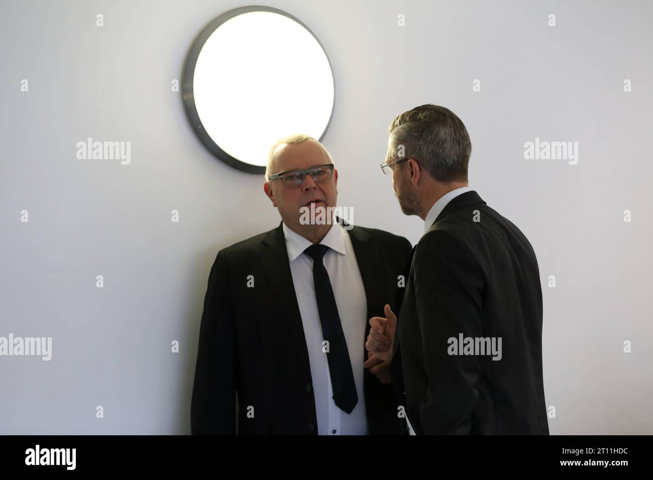 Innenminister Michael Stübgen CDU und Oberbürgermeister Mike Schubert SPD, v.l., vor Beginn einer gemeinsamen Sitzung der Landesregierung mit der Spitze der Landeshauptstadt im Rahmen der Reihe Kabinett vor Ort im Treffpunkt Freizeit in Potsdam, 10. Oktober 2023. Landesregierung Brandenburg Kabinett vor Ort *** Innenminister Michael Stübgen CDU und Bürgermeister Mike Schubert SPD , f l , vor Beginn einer gemeinsamen Sitzung der Landesregierung mit dem Landeshauptstadtleiter im Rahmen der Reihe Kabinett vor Ort am Treffpunkt Freizeit in Potsdam, 10. Oktober 2023 Brandenburg STAT Stockfoto