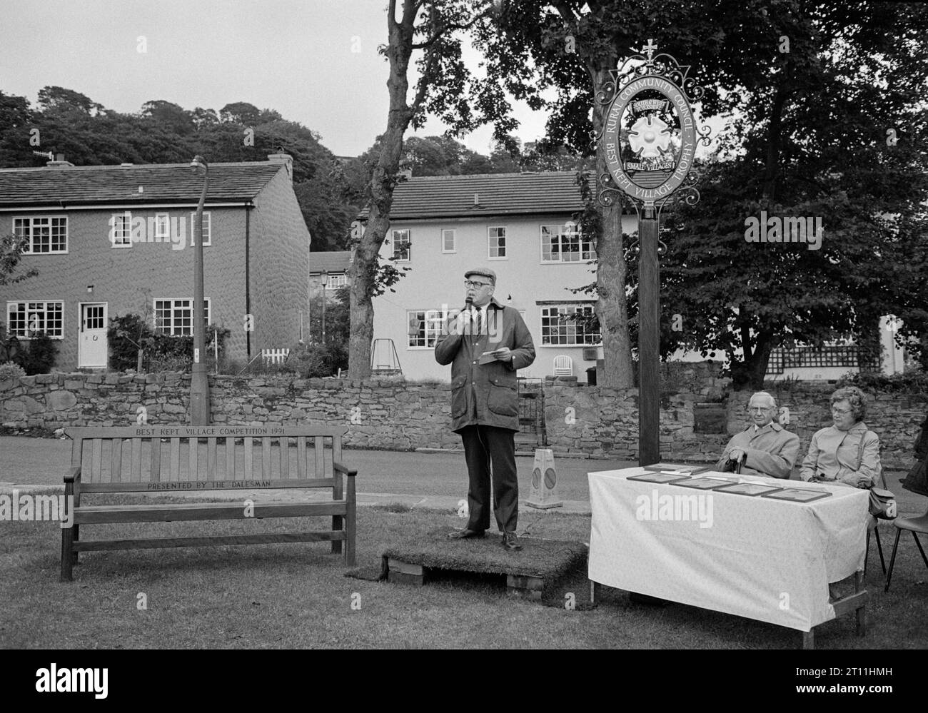 Der Local Councillor kündigt den bestgehaltenen Dorfgewinner von 1991 an: Micklethwaite, Bingley, West Yorkshire. Organisiert vom Dalesman Magazin. Stockfoto