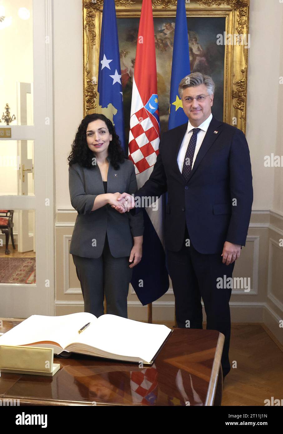 Zagreb, Kroatien. Oktober 2023. Der kroatische Premierminister Andrej Plenkovic und der Präsident des Kosovo Vjosa Osmani-Sadriu schütteln die Hände, bevor sie sich am 10. Oktober 2023 in Banski dvori in Zagreb, Kroatien, treffen. Foto: Sanjin Strukic/PIXSELL Credit: Pixsell/Alamy Live News Stockfoto