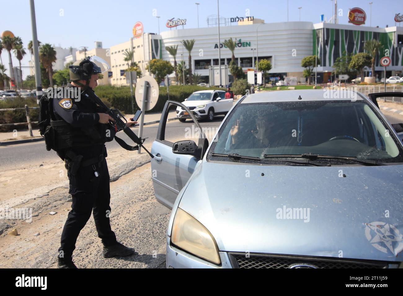 Die israelischen Streitkräfte verstärken die Sicherheitsmaßnahmen nach den gestrigen Angriffen der Hamas in Aschkelon. Die Kämpfe zwischen israelischen Soldaten und islamistischen Hamas-Kämpfern werden im Grenzgebiet zu Gaza fortgesetzt. Die Zahl der Todesopfer an Israelis ist auf 600 gestiegen, berichteten israelische Medien. Stockfoto