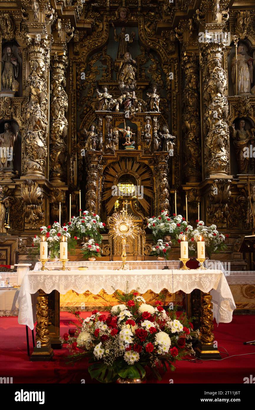 Geschlossenes Kloster der Kirche Santa Clara im Inneren, Santiago de Compostela, Spanien - barocker Hauptaltar für die Unbefleckten Stockfoto