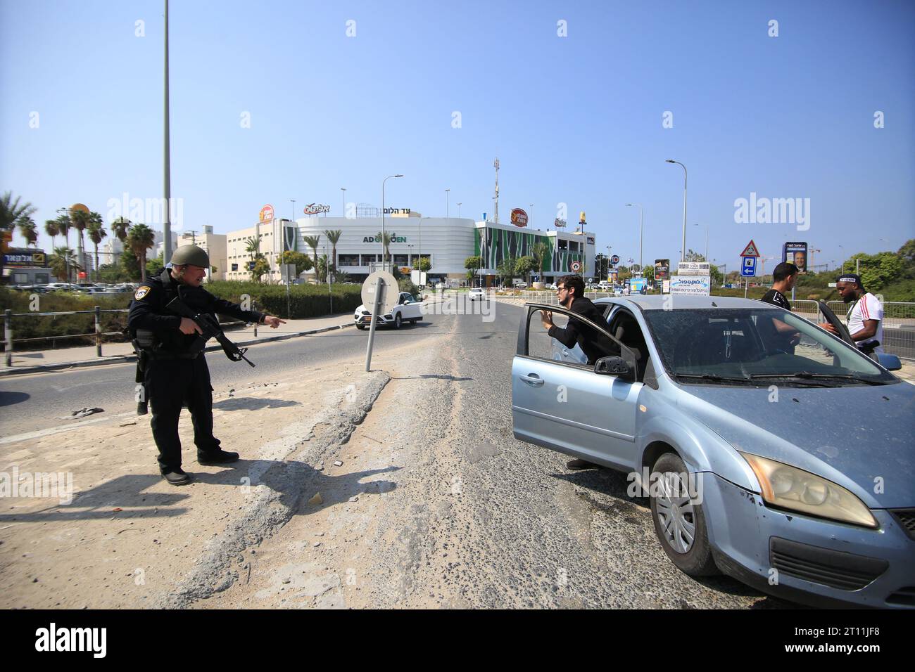 Aschkelon, Israel. Oktober 2023. Die israelischen Streitkräfte verstärken die Sicherheitsmaßnahmen nach den gestrigen Angriffen der Hamas in Aschkelon. Die Kämpfe zwischen israelischen Soldaten und islamistischen Hamas-Kämpfern werden im Grenzgebiet zu Gaza fortgesetzt. Die Zahl der Todesopfer an Israelis ist auf 600 gestiegen, berichteten israelische Medien. (Foto: Saeed Qaq/SOPA Images/SIPA USA) Credit: SIPA USA/Alamy Live News Stockfoto