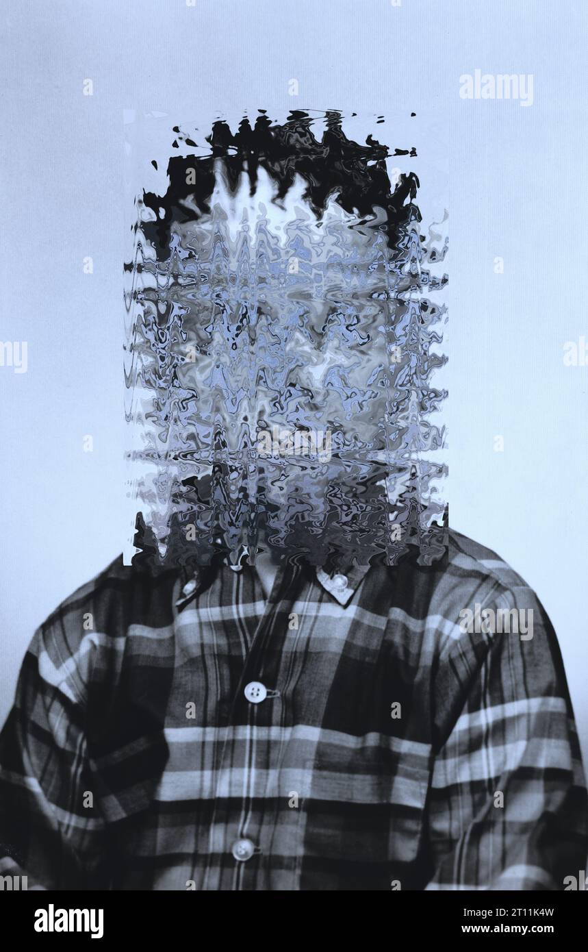 Ein Vintage-Porträt eines Jungen in einem karierten Hemd mit einem Glitch-bedeckendem Gesicht. Stockfoto