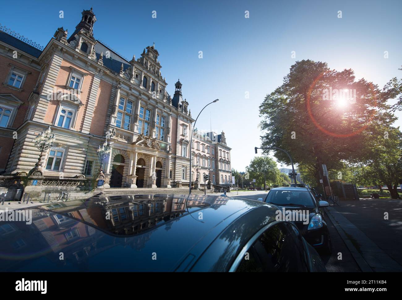 Strafrechtsgebäude mit Reflexion im Autodach der Hamburger Wallanlagen Stockfoto