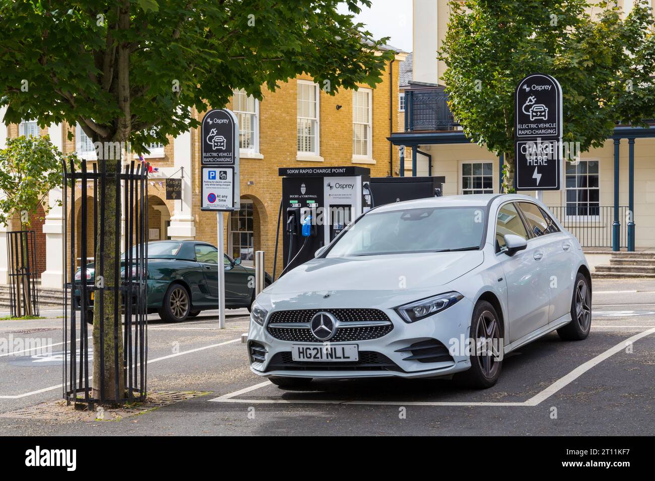 Schnellladestelle für Elektrofahrzeuge von Osprey mit 50 kW in Poundbury, Dorchester, Dorset, Großbritannien im September Stockfoto