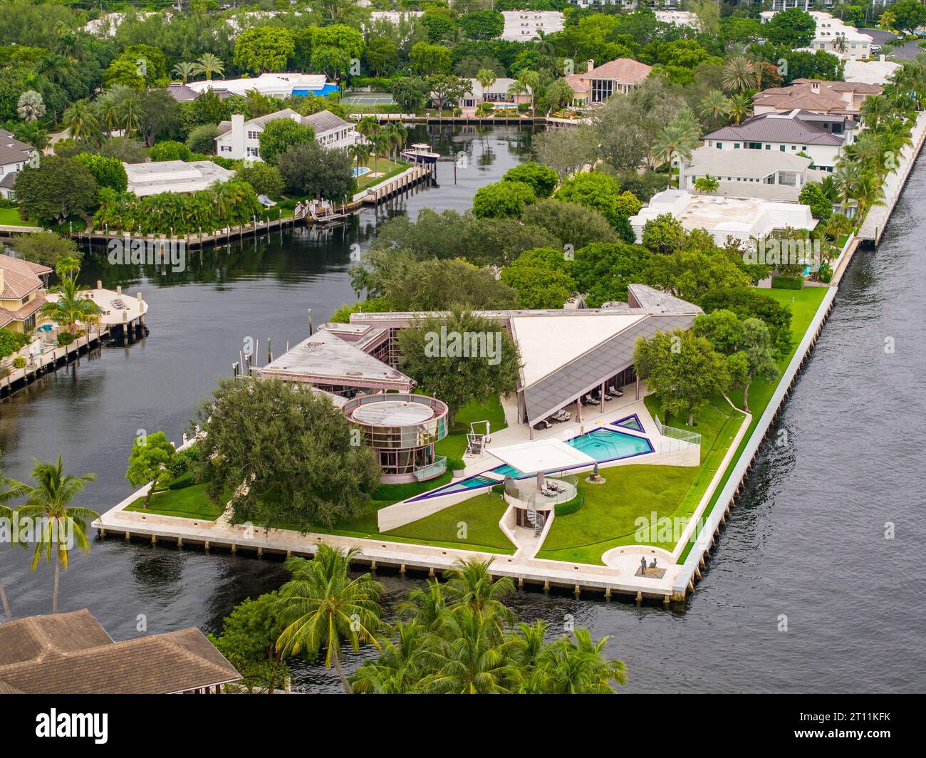 fort Lauderdale, FL, USA - 9. Oktober 2023: Luftbild eines modernen Luxushauses in Fort Lauderdale, Florida Stockfoto