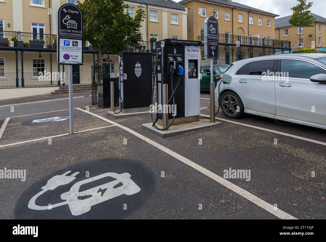 Schnellladestelle für Elektrofahrzeuge von Osprey mit 50 kW in Poundbury, Dorchester, Dorset, Großbritannien im September Stockfoto