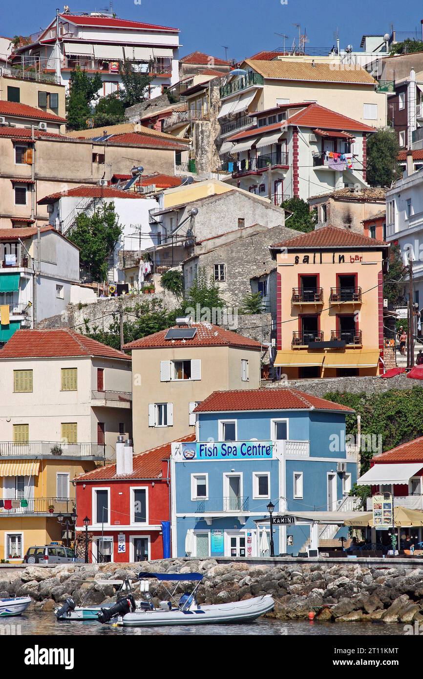 Farbenfrohe Häuser und Restaurants an den Klippen blicken auf den malerischen Hafen von Parga, eine Küstenstadt in der Epirus-Region im nordwestlichen griechischen Festland Stockfoto