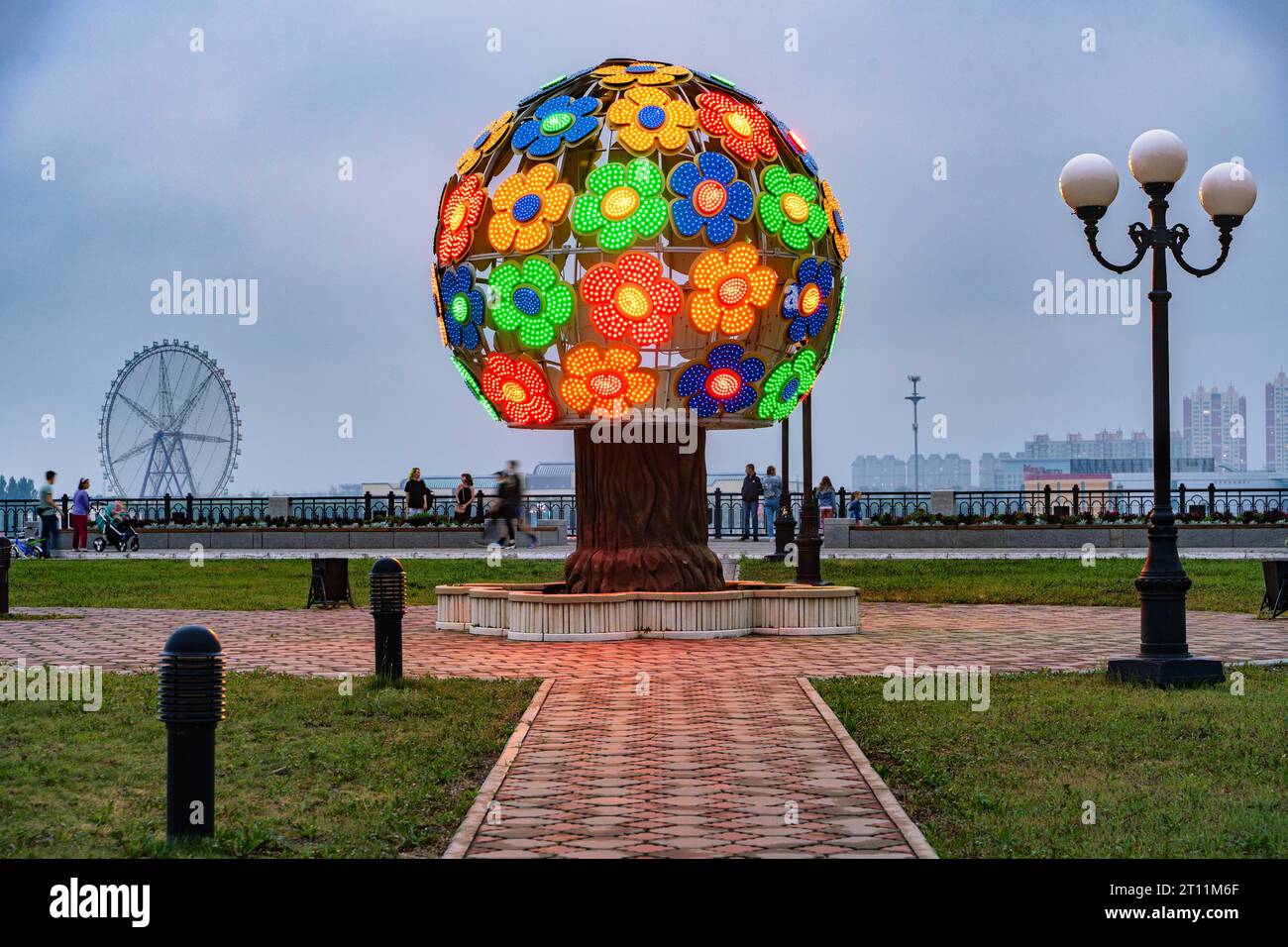 (231010) -- PEKING, 10. Oktober 2023 (Xinhua) -- dieses Foto vom 24. Juli 2023 zeigt einen Blick auf den Damm des Flusses Amur bei Blagoweschensk, Russland. Die chinesische Heihe-Stadt liegt gegenüber der russischen Stadt Blagoweschtschensk auf der anderen Seite des Flusses Heilongjiang, in Russland als Amur bekannt. Im Juni letzten Jahres wurde die grenzüberschreitende Autobahnbrücke Heihe-Blagoveshtschensk über den Fluss Heilongjiang für den Verkehr freigegeben. Die Brücke spielte eine wichtige Rolle für den Anstieg des Handelsumsatzes und eröffnete eine neue Seite bei der Entwicklung bilateraler Beziehungen. (Foto: Guo Feizhou/Xinhua) Stockfoto