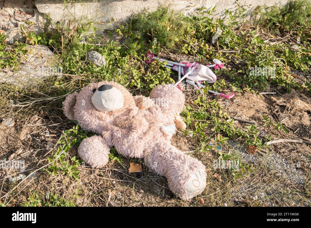 Teddybärenspielzeug wurde auf den Boden geworfen Stockfoto