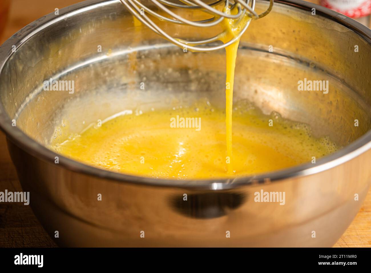 Zubereitung Gemischter Eier Für Gebackenes Ziti-Pasta-Gericht In Der Hausküche Stockfoto