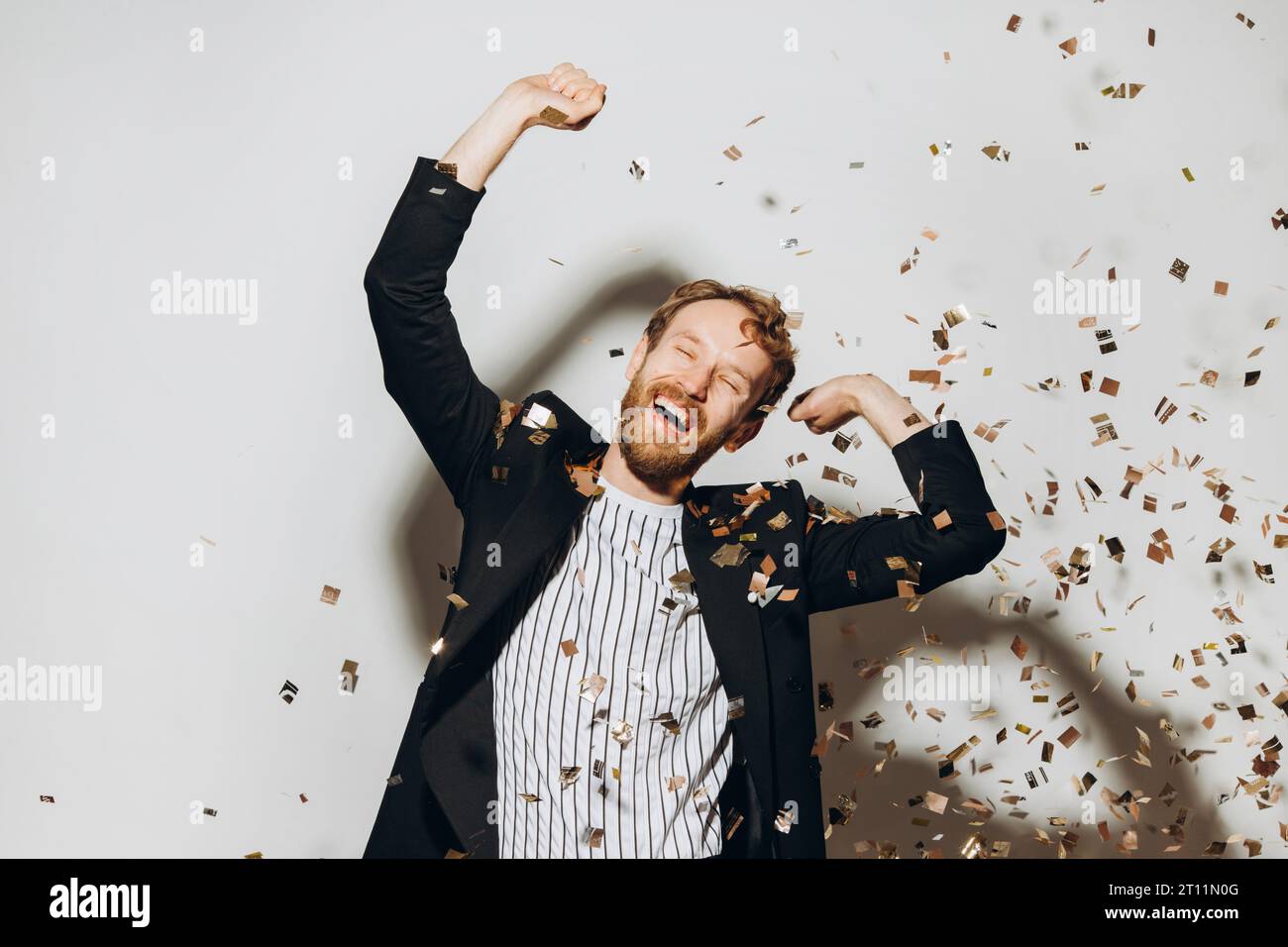 Junger Mann, der auf einer Silvesterparty tanzt Stockfoto