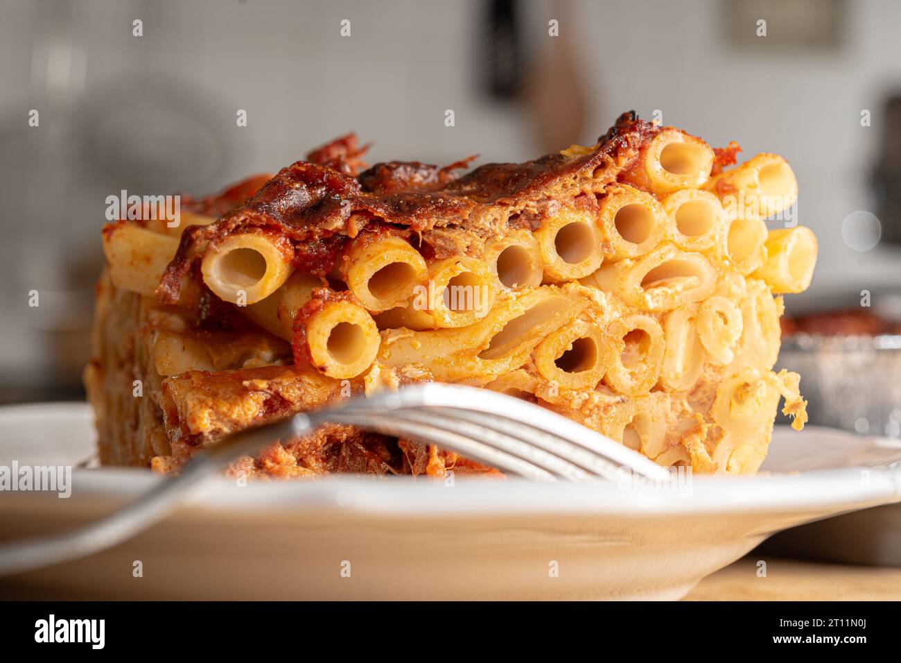 Zubereitung und Backen von Ziti Pasta in der Küche Stockfoto