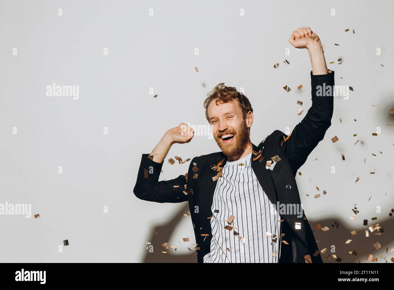 Junger Mann, der auf einer Silvesterparty tanzt Stockfoto