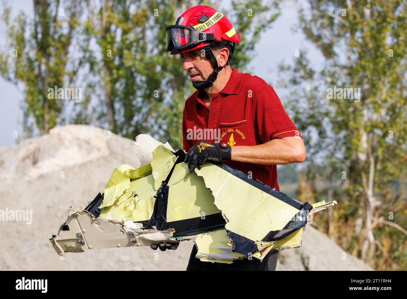 Ein Hubschrauber stürzte in einen Sandsteinbruch in Bondeno ab. An Bord waren zwei Personen, die bei dem Vorfall ihr Leben verloren haben. Die Feuerwehr durchsucht derzeit die Leichen in Bondeno, Ferrara, Italien Stockfoto