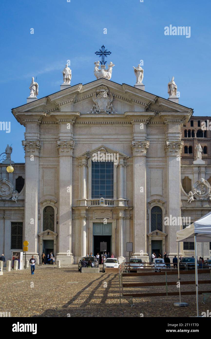 Kathedrale von Mantua, auch bekannt als Cattedrale di San Pietro Apostolo oder Duomo di Mantova in Mantua, Lombardei, Italien, Europa Stockfoto
