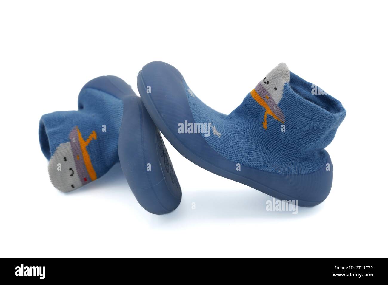 Ein Paar niedliche und farbenfrohe Babyschuhe für Kleinkinder, die die ersten Schritte isoliert auf weißem Hintergrund ausgeschnitten haben Stockfoto