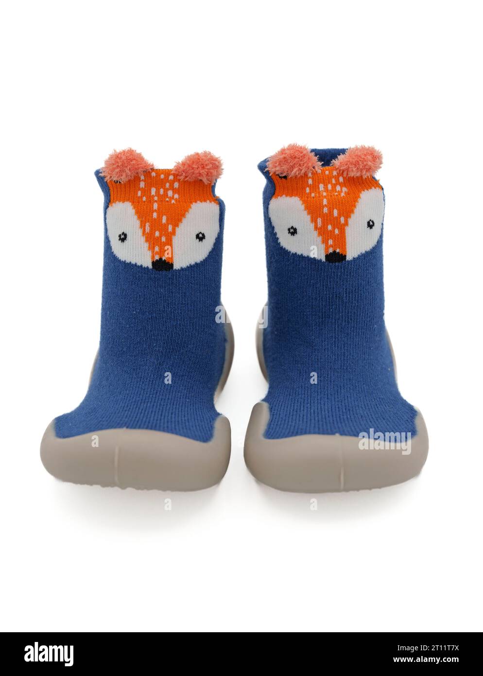 Ein Paar niedliche und farbenfrohe Babyschuhe für Kleinkinder, die die ersten Schritte isoliert auf weißem Hintergrund ausgeschnitten haben Stockfoto