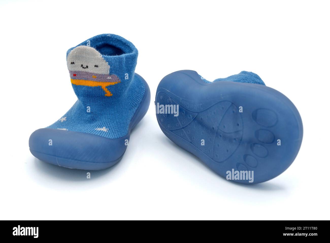 Ein Paar niedliche und farbenfrohe Babyschuhe für Kleinkinder, die die ersten Schritte isoliert auf weißem Hintergrund ausgeschnitten haben Stockfoto